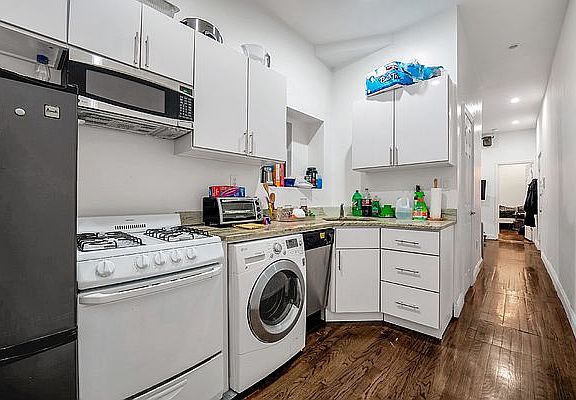 3rd image of 204 W 88th St #1E