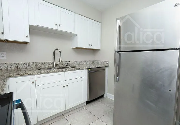 3810 Thompson St — Photo 9