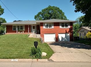 1917 68th St, Windsor Heights, IA 50324