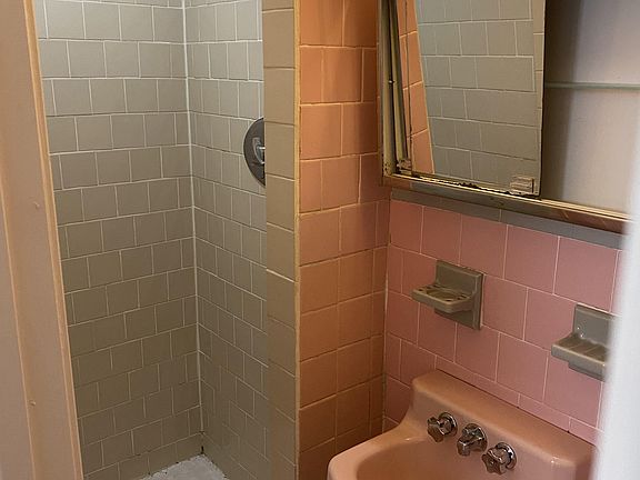 2nd image of 17 Aberdeen St APT B