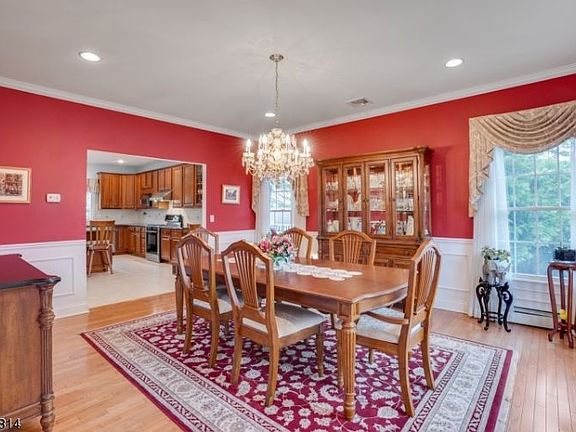 4th image of 22 Rose Ct