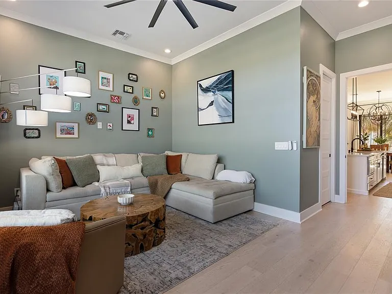64 N Park Ave — Photo 20