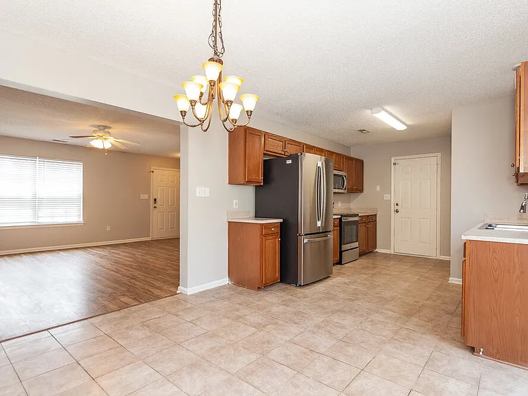 715 Almora Dr — Photo 7