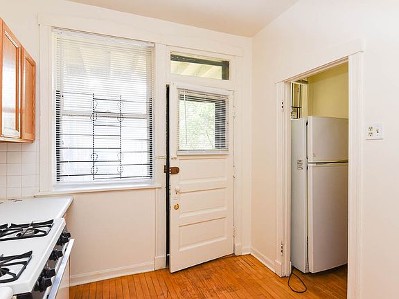 4th image of 2441 W Sunnyside Ave #1