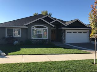 2041 SW Mercury Ln, Grants Pass, OR 97526