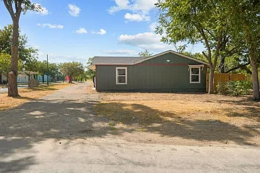 3 bed, 914 sqft, $1,900 — Photo 3