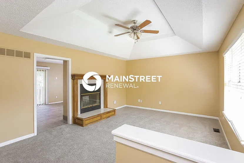 933 NE Bristol Dr — Photo 2