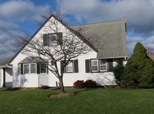 113 Abbey Ln, Levittown, NY 11756
