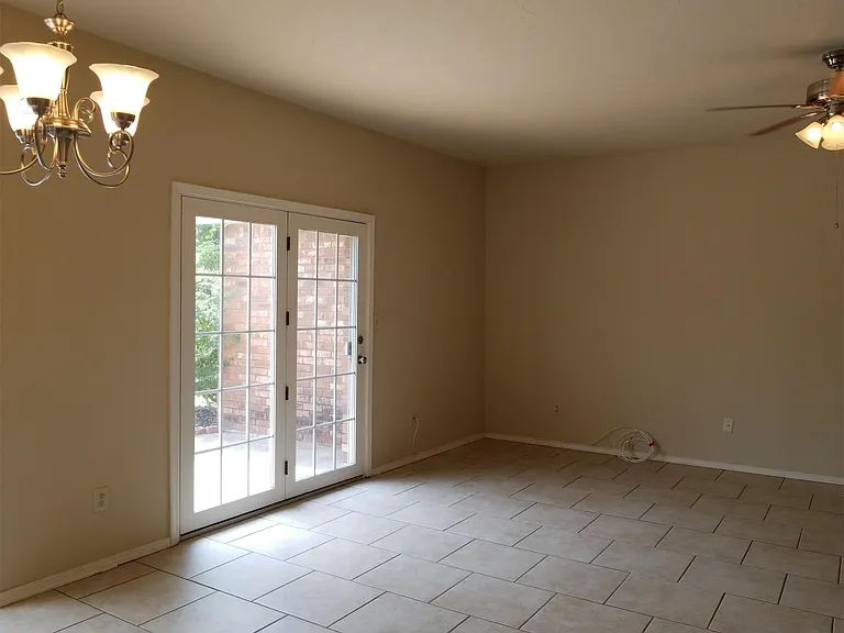 6828 NW Crestwood Dr — Photo 3