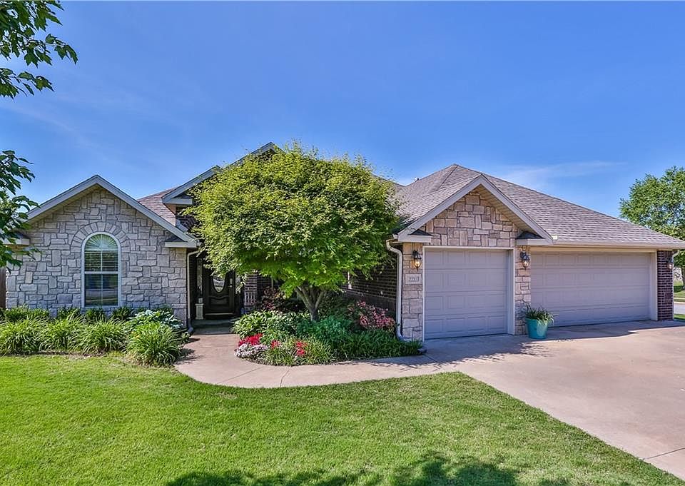 1st image of 2211 SW Pinoak Ave