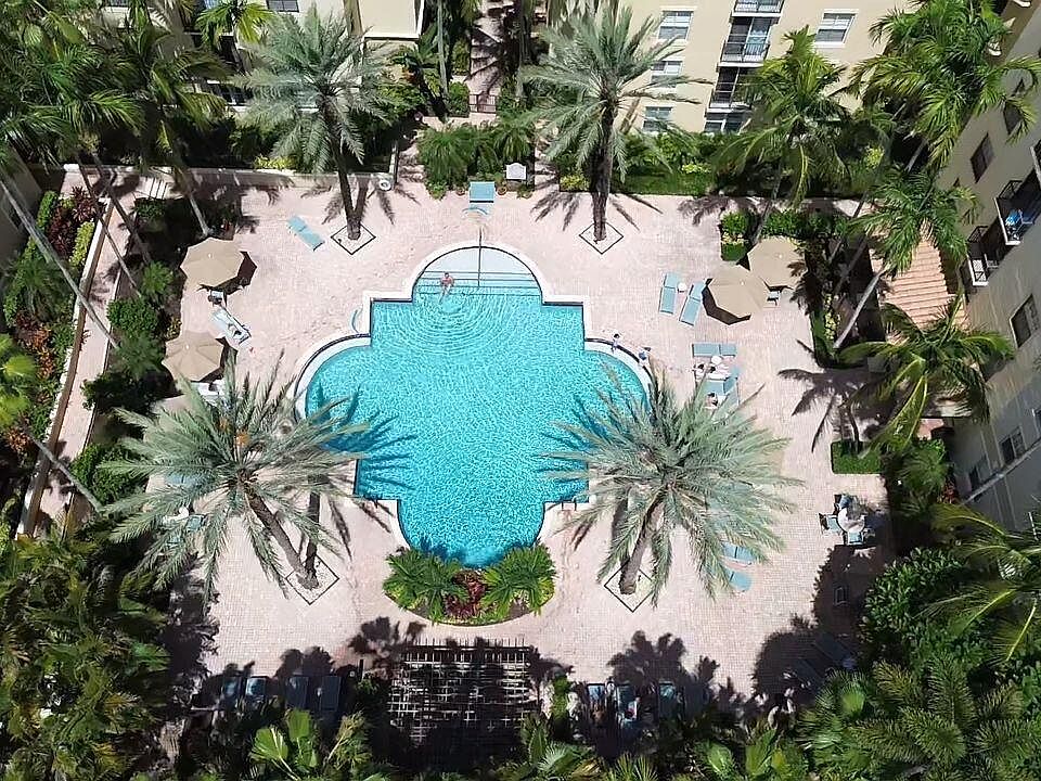 1st image of 630 Sapodilla Ave #204