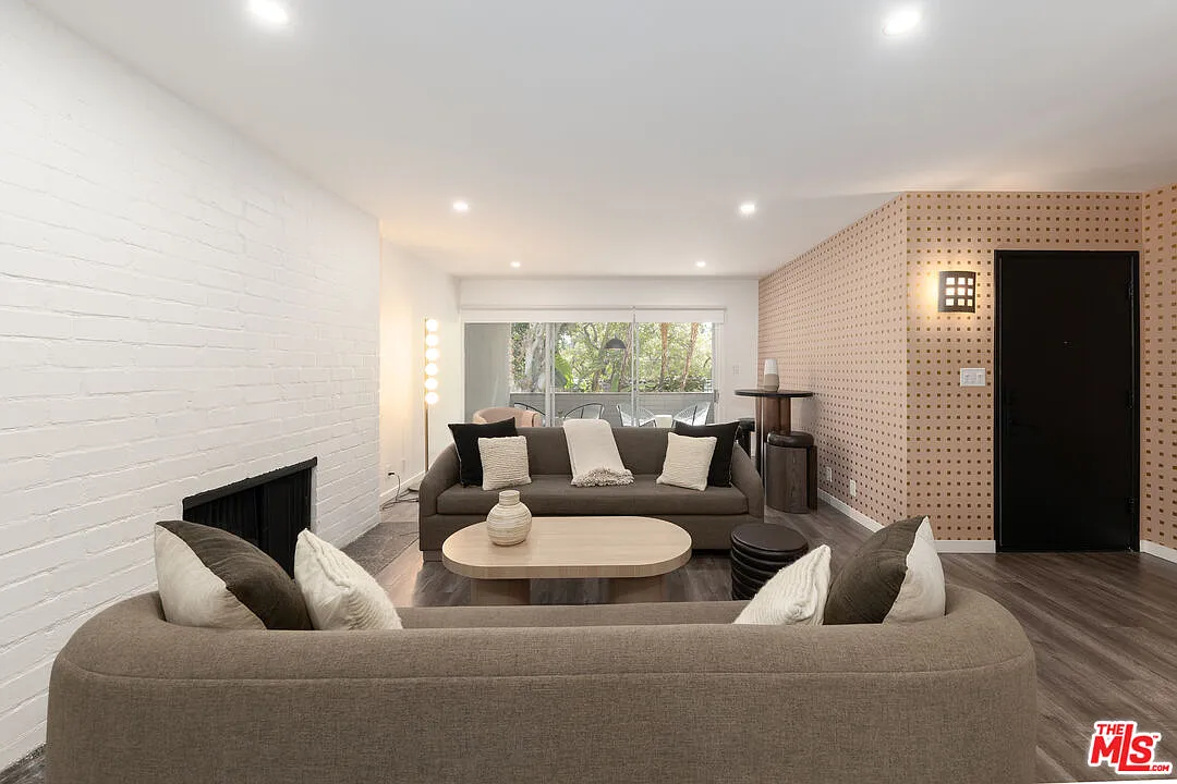 1 bed, 1.0 bath, 1100 sqft, $4,472 — Photo 2