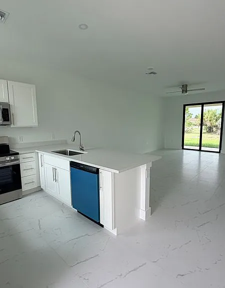 1105 Dean St E — Photo 2
