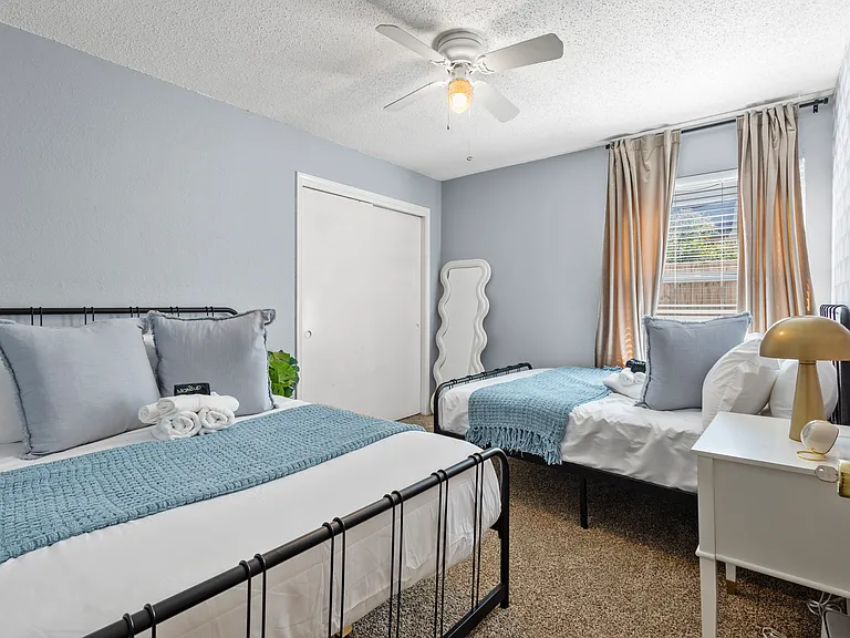2445 Claremont Dr — Photo 8