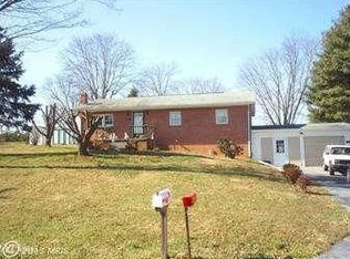 71 Boxwood Ln, Charles Town, WV 25414