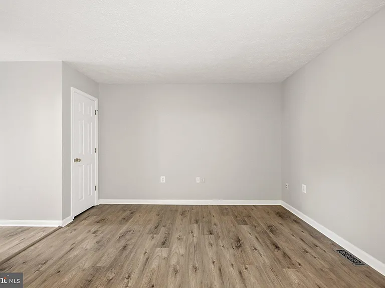 219 Surrey Club Ln — Photo 6