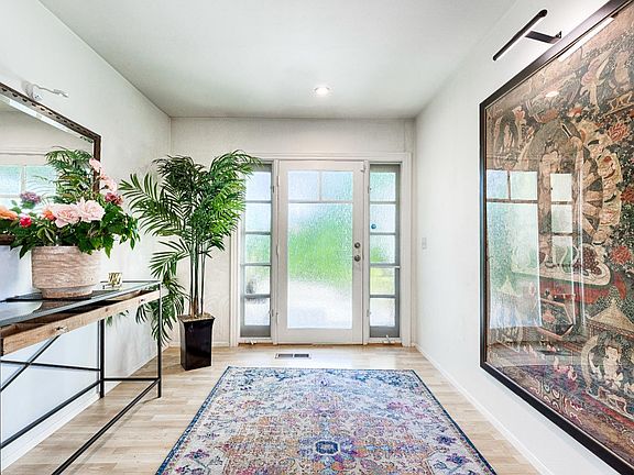 4th image of 409 Oak Brook Place