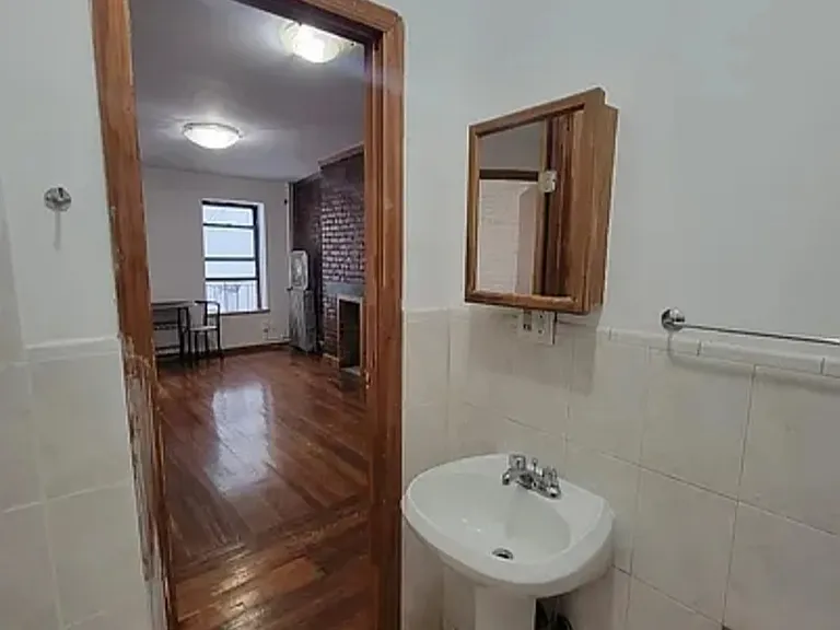 2336 2nd Ave #4R — Photo 9