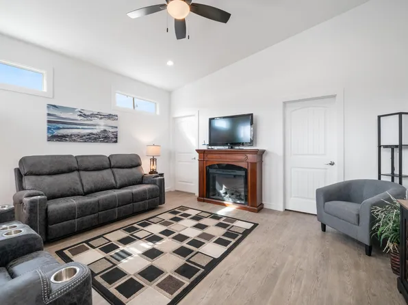 724 EMERALD Drive, Apache Junction, AZ 85119