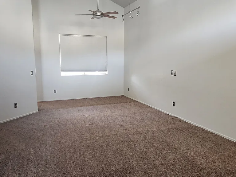 114 E Calle Zavala — Photo 6