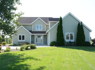 W349S8989 Nesting Ct, Eagle, WI 53119
