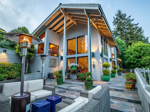 785 N 4th Ct, Coos Bay, OR 97420