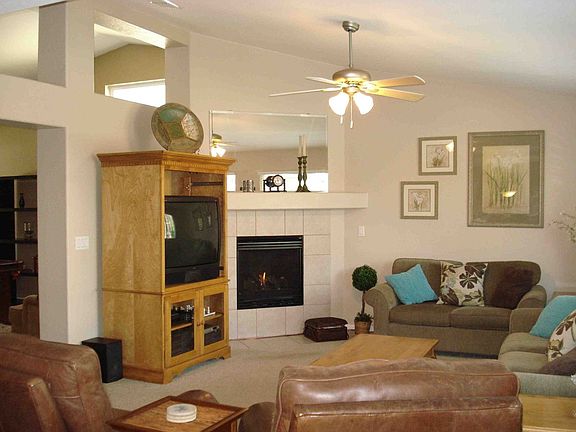 Open family room, great for entertaing