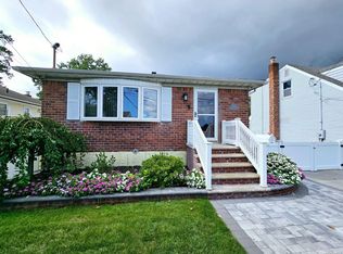 50 Guenther Ave, Valley Stream, NY 11580