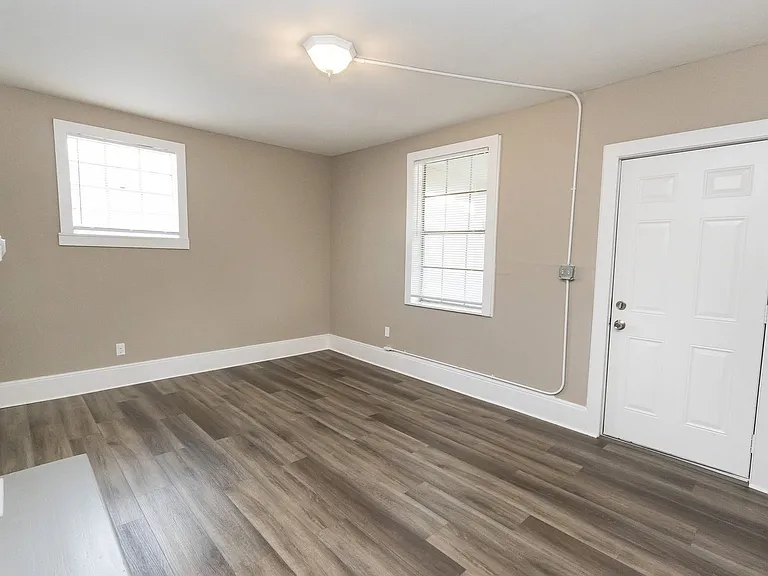 457 Roanoke Ave — Photo 2