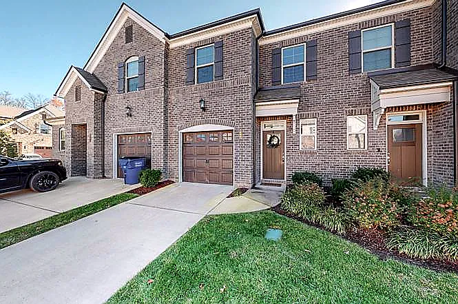 3 bed, 2.5 bath, 1734 sqft, $2,000 — Photo 1
