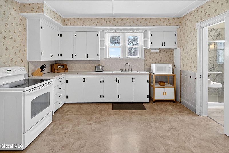 5th image of 471 Russell Road