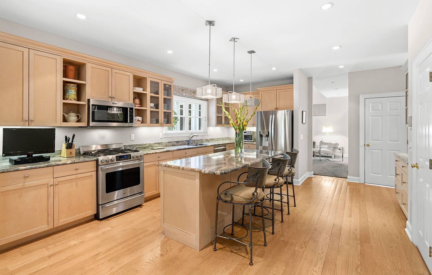  Spacious Kitchen Entertaining 