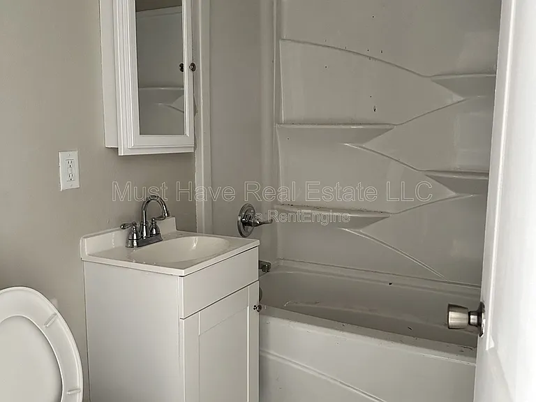 347 4th St SE #3A — Photo 8