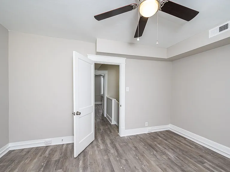 1019 Bank St — Photo 12