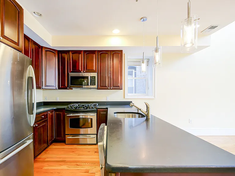 629 4th St NE #3 — Photo 8