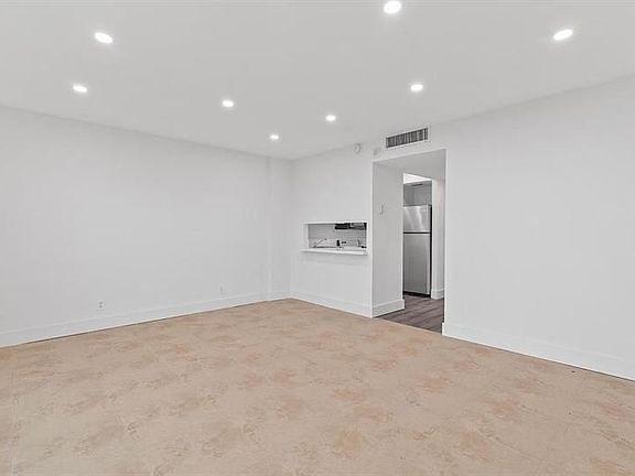 4th image of 2900 NE 30th St APT 6D