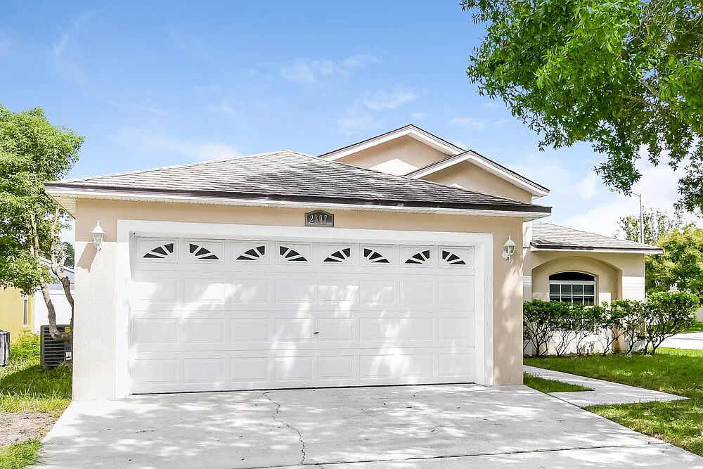 3 bed, 2.0 bath, 1255 sqft, $2,305 — Photo 3