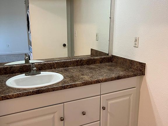 5th image of 14 Castlecrest Dr