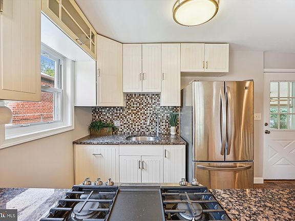 5th image of 4403 Ives St