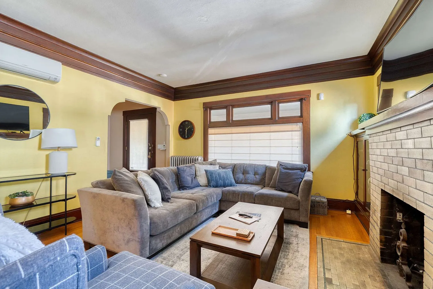 5 bed, 2.0 bath, 2098 sqft, $11,303 — Photo 1