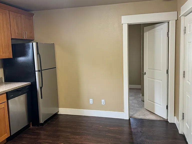 South Lane Apartments — Photo 11