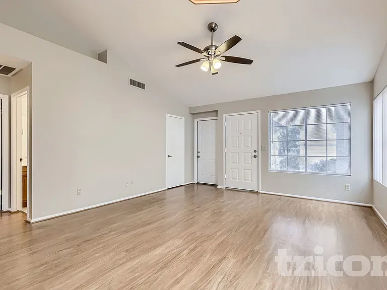 1705 E Carter Rd — Photo 2