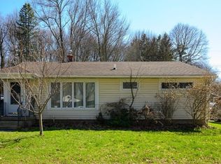 94 Bridlewood Dr, Lockport, NY 14094