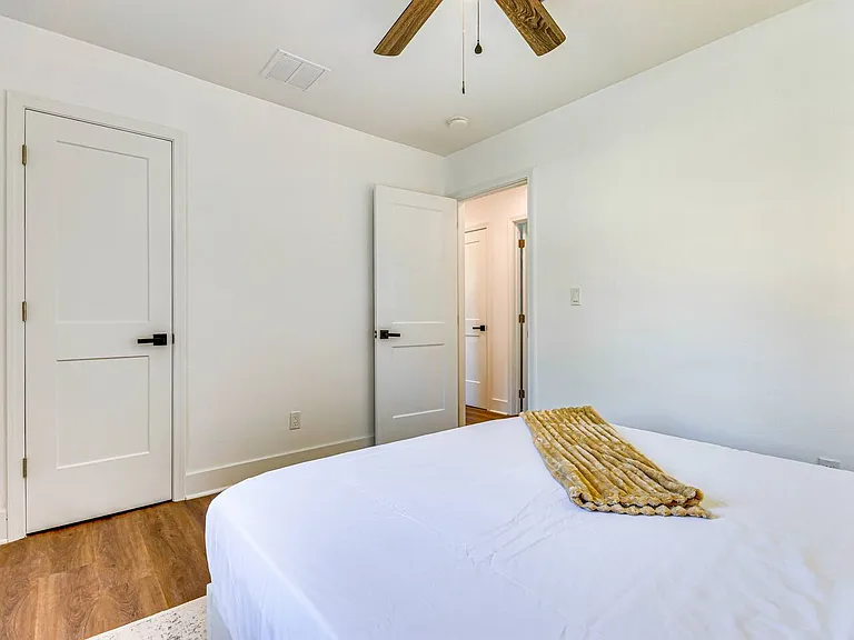 121 E Lloyd St — Photo 8