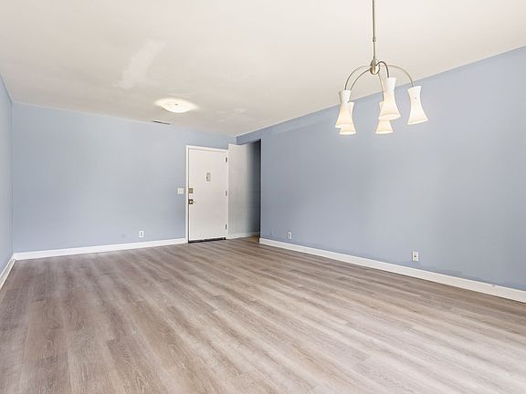 4th image of 613 Hillsboro Rd APT B21