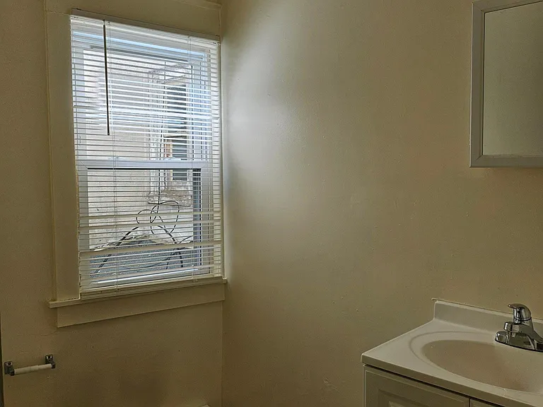 W Walnut St — Photo 9