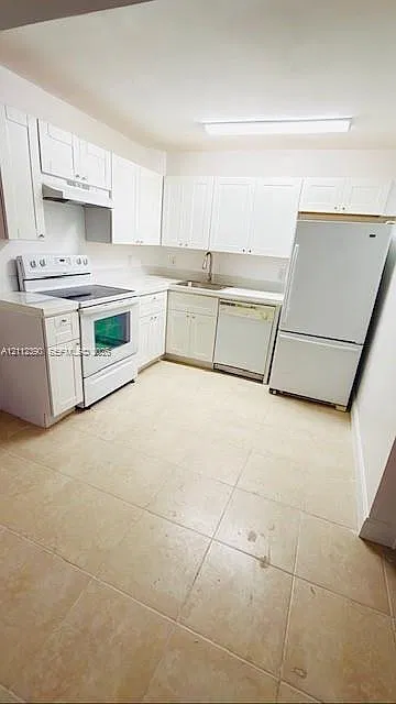 Lakes Of Jacaranda Condo — Photo 2