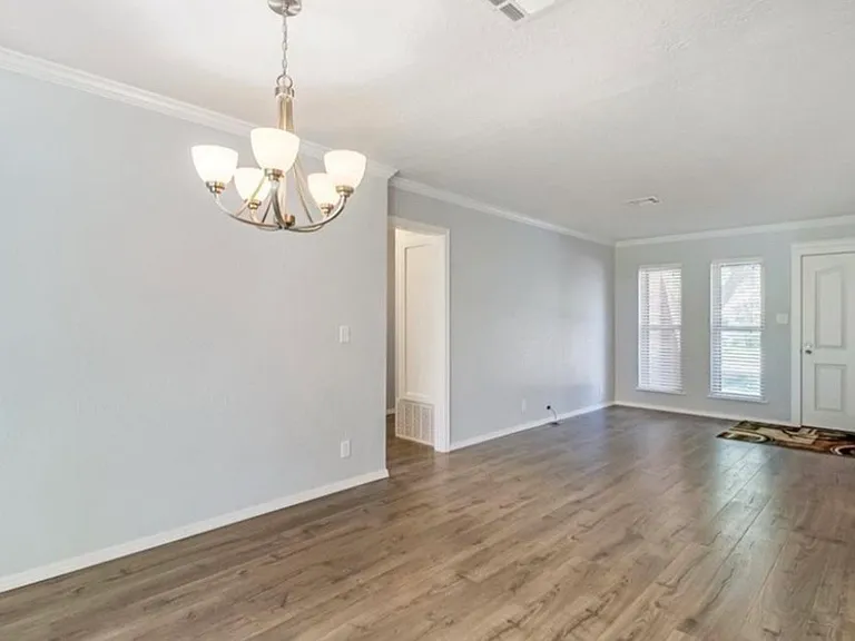 1037 Mobile Cir — Photo 3