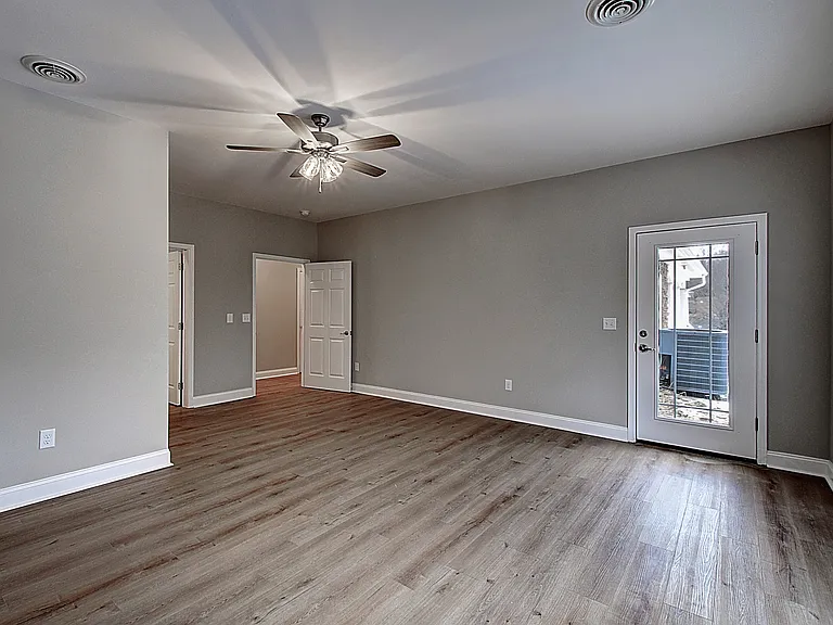 209 University Pkwy #10 — Photo 22