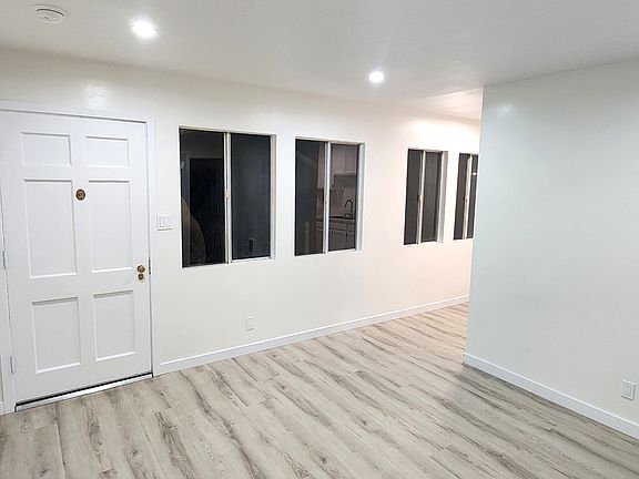 5th image of 2574 Southern Ave APT B
